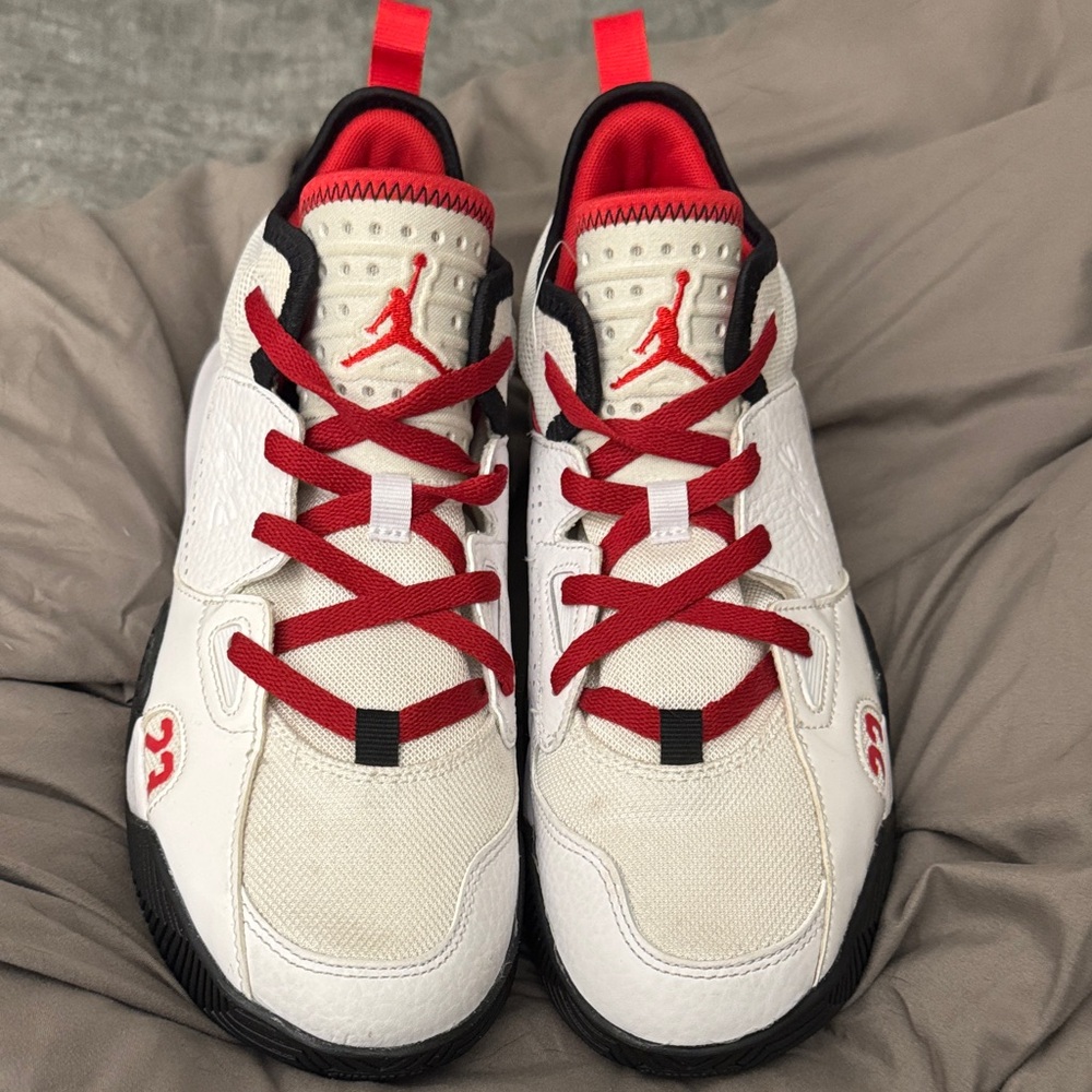Stylish Athletic Sneakers in White and Red